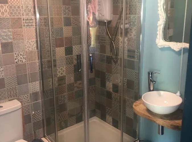 The Welcome Snug לינה וארוחת בוקר קינסייל